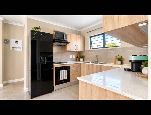 3 BEDROOM TOWNHOUSE FOR SALE IN ALBERTSDAL